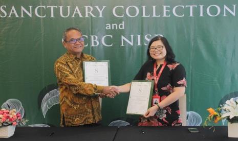 Komisaris The Sanctuary Collection Brigjend Polisi (purn) Panjang Yuswanto (kiri) dan Secured Loan Product Management Head OCBC NISP Thio Tien Nila berjabat tangan usai penandatanganan kerja sama.