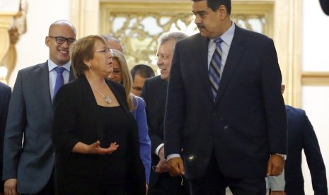 Komisaris Tinggi untuk Hak Asasi Manusia Perserikatan Bangsa-Bangsa (PBB) Michelle Bachelet (kiri) berbicara dengan Presiden Venezuela Nicolas Maduro di Caracas, Venezuela, Jumat (21/6).