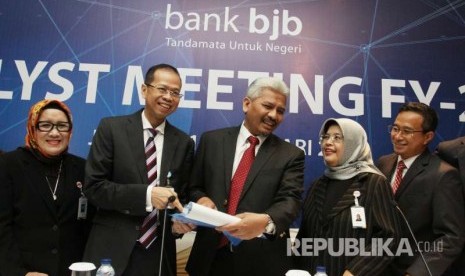 Komisaris Utama Bank BJB Klemi Subiyantoro (ketiga kanan) berbincang dengan Direktur Utama Ahmad Irfan (ketiga kiri), Direktur Komersial merangkap Direktur Konsumer Suartini (kiri), Direktur Keuangan Nia Kania (kedua kanan) dan Komisaris Independen Suarta (kanan) sebelum Paparan Kinerja Bank BJB tahun 2017 di Jakarta, Kamis (15/2). 