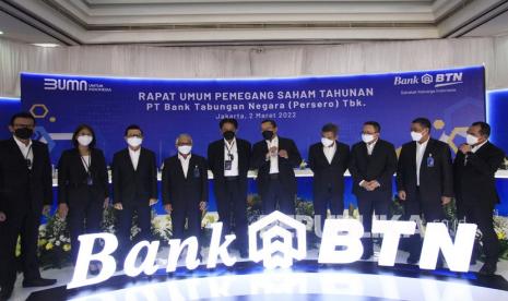 Komisaris Utama Bank BTN Chandra Hamzah (kelima kiri) bersama Direktur Utama Bank BTN Haru Koesmahargyo (kelima kanan) bersama jajaran direksi dan komisaris foto bersama saat Rapat Umum Pemegang Saham Tahunan (RUPST) Bank BTN di Jakarta, Rabu (2/3/2022). BTN membagikan dividen tunai dengan total sebesar Rp237,62 miliar kepada para pemegang saham, atau 10 persen dari laba bersih perseroan untuk tahun buku 2021 yang mencapai Rp2,37 triliun. 