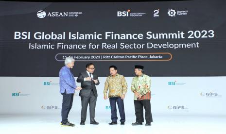 Komisaris Utama PT Bank Syariah Indonesia Tbk (BSI) Adiwarman Azwar Karim, Wakil Menteri BUMN Kartika Wirjoatmodjo, Direktur Utama BSI Hery Gunardi dan Ketua Dewan Pengawas Syariah BSI Hasanudin saat ceremony acara BSI Global Islamic Finance Summit 2023 , Rabu (15/2/2023). 