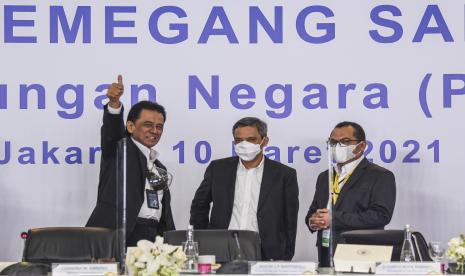 Komisaris Utama PT Bank Tabungan Negara (Persero) Tbk. Chandra M. Hamzah (kiri) mengacungkan jempol didampingi Wakil Direktur Utama Nixon LP Napitupulu (tengah) dan Direktur Compliance and Legal Eko Waluyo (kanan) seusai Rapat Umum Pemegang Saham Tahunan (RUPST) 2020 di Jakarta, Rabu (10/3/2021). RUPST menunjuk Haru Koesmahargyo sebagai Direktur Utama Bank BTN menggantikan posisi Pahala Nugraha Mansury. 