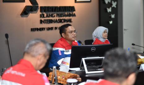 Komisaris Utama PT Pertamina (Persero) Simon Aloysius Mantiri bersama Komisaris Independen PT Kilang Pertamina Internasional (KPI) Prabu Revolusi dan Direktur SDM & Penunjang Bisnis PT KPI Tenny Elfrida, berbincang bersama saat melakukan kunjungan ke Green Refinery Kilang Pertamina International Refinery Unit IV Cilacap, Jawa Tengah, (6/8/2024).