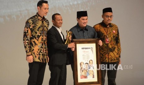 Komisaris Utama Republika Erick Thohir bersama Pemimpin Redaksi Republika Irfan Junaidi, Agus harimurti Yudhoyono dan Ketua Hipmi Bahlil Lahadia foto bersama usai penyerahan piala pada Tokoh Perubahan 2018 di Gedung Djakarta Theater, Jakarta