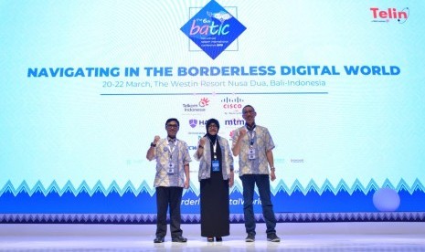 Komisaris Utama Telkom Hendri Saparini (Tengah), Direktur Wholesale and International Services (WINS) Telkom Indonesia Abdus Somad Arief (Kanan), dan CEO Telin Faizal R. Djoemadi usai membuka Bali Annual Telkom International Conference (BATIC) 2019, Rabu (20/9).