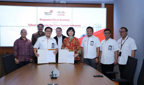  Komisaris Utama Telkom Indonesia Rhenald Kasali (tengah, baris belakang), Direktur Utama Telkom Indonesia Ririek Adriansyah (kedua dari kanan, baris belakang), Direktur Digital Business Telkom Indonesia Faizal R. Djoemadi (paling kanan, baris belakang), Managing Director Service Provider Cisco ASEAN Dharmesh Malhotra (kedua dari kiri, baris belakang), dan Director Operation - Service Provider Cisco Systems Indonesia Meygin Agustina (paling kiri, baris belakang) menyaksikan penandatanganan Non Disclosure Agreement kerjasama pengembangan bisnis cloud antara Telkom Indonesia dan Cisco Systems Indonesia yang dilakukan oleh SVP Media & Digital Business Telkom Indonesia Joddy Hernady (baris depan, kiri) bersama Country Services Delivery Manager Cisco Systems Indonesia Marcos Samosir (baris depan, kanan) di Jakarta, Senin (25/11).    