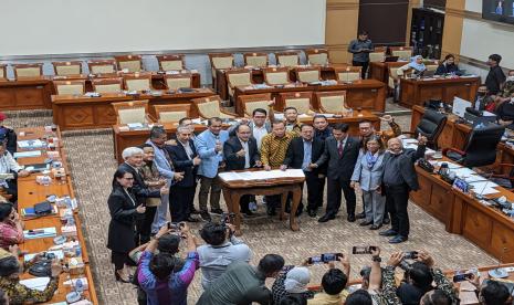 Komisi III DPR bersama Wakil Menteri Hukum dan HAM (Wamenkumham) Edward Omar Sharif Hiariej atau Eddy menyepakati pengambilan keputusan tingkat I terhadap rancangan Kitab Hukum Undang-Undang Pidana (RKUHP) di Ruang Rapat Komisi III, Kompleks Parlemen, Jakarta, Kamis (24/11/2022).