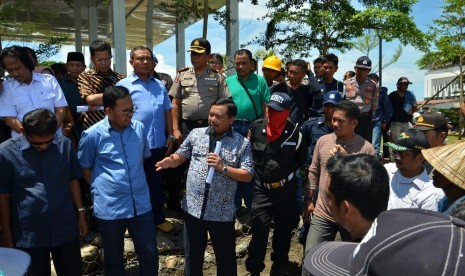 Komisi IV berdialog dengan masyarakat nelayan Pulau Lae-lae dan aktivis Wahana Lingkungan Hidup Indonesia (Walhi) Sulawesi Selatan mengenai penolakan reklamasi.