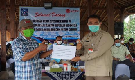 Komisi IV DPR RI bersama jajaran Kementerian Pertanian (Kementan) melakukan kunjungan spesifik ke Kabupaten Sleman, Daerah Istimewa Yogyakarta untuk meninjau percontohan Mina Padi di Dusun Samberembe, Kelurahan Candibinangun, Kecamatan Pakem, Jumat kemarin (27/11). Hadir Ketua Tim Kunjungan Kerja (Kunker) Spesifik Komisi IV DPR RI, I Made Urip, Direktur Jenderal Tanaman, Suwandi, Anggota Komisi IV DPR RI, TA Khalid, dan anggota Komisi IV DPR RI lainnya.