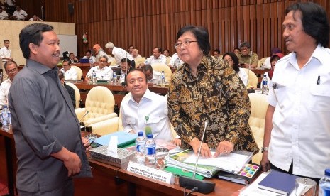 Komisi IV DPR RI menggelar rapat kerja dengan Menteri LHK, Siti Nurbaya Bakar, di Gedung Parlemen, Senayan, Jakarta, Rabu (5/4).