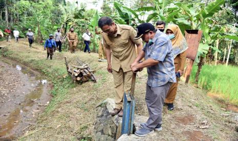 Komisi IV DPRD Provinsi Jawa Barat meninjau langsung kondisi Irigasi di Wilayah UPTD Cimanuk - Cisanggarung, Selasa (13/04/2021).