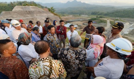 DPR meninjau Bendungan Kuningan, Jawa Barat, Jumat (21/7). 