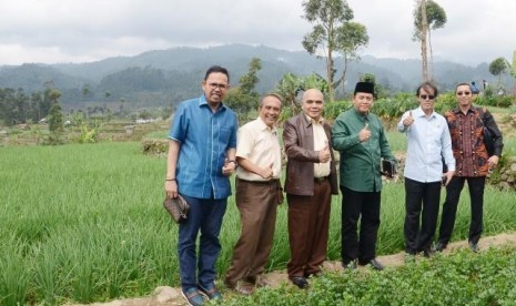 Komisi IV  meninjau ladang bawang di Desa Alam Endah,  Kec. Rancabali,  Kab.  Bandung,  Jawa Barat,  baru-baru ini. 