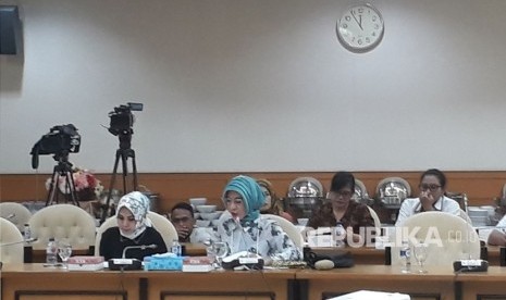 Komisi IX DPR menggelar rapat dengar pendapat dengan Bupati Tangerang Ahmed Zaki Iskandar dan jajaran Kadisnaker Provinsi Banten dan Kadisnaker Kabupaten Tangerang terkait ledakan pabrik kembang api di Kosambi, Tangerang di Kompleks Parlemen, Senayan, Jakarta pada Selasa (31/10).