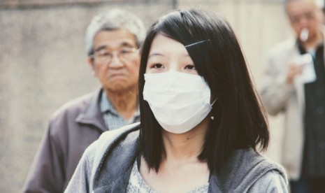 Komisi Kesehatan Nasional Cina akhirnya buka suara soal menyebarnya penyakit pneumonia yang disebabkan virus korona jenis baru di Kota Wuhan (Ilustrasi masyarakat China pakai masker)