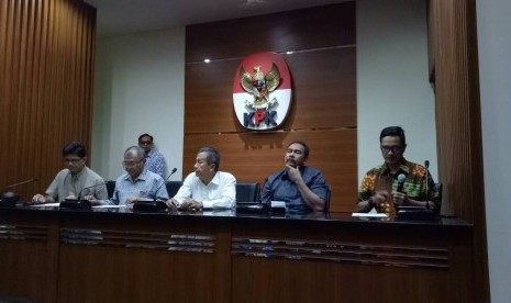 Komisi Pemberantasan Korupsi dalam konferensi pers OTT KPK di BPK dan pejabat Kemendes, Sabtu (27/5).