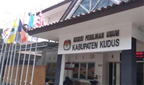 Komisi Pemilihan Umum (KPU) Kabupaten Kudus menyelenggarakan pencoblosan Pilbup Kudus pada 27 November 2024.