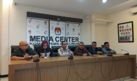 Komisi Pemilihan Umum (KPU), melakukan konferensi pers menyikapi putusan Bawaslu terkait sengketa proses Pemilu 2019 yang diajukan Partai Bulan Bintang (PBB), Selasa (6/3). KPU sepakat menindaklanjuti putusan Bawaslu dan segera menetapkan PBB sebagai peserta Pemilu 2019. 