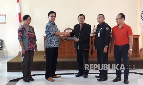 Komisi Pemilihan Umum (KPU) Provinsi Bali secara resmi menerima hasil pemeriksaan kesehatan bakal calon kepala daerah tingkat provinsi dan kabupaten di Kantor KPU Provinsi Bali, Jalan Cok Agung Tresna, Denpasar, Selasa (16/1). 