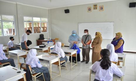 Komisi V Apresiasi PTM di SMAN 2 Lembang