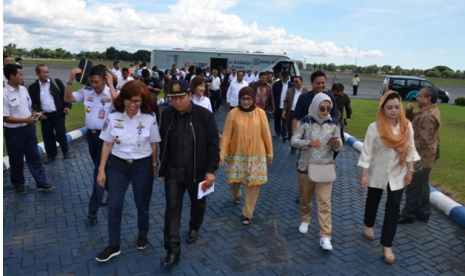 Komisi V DPR meninjau rencana perluasan Bandara Syamsudin Noor, Senin (27/2).