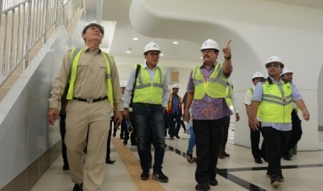 Komisi V DPR RI dipimpin Wakil Ketua Ibnu Munzir meninjau proyek pembangunan Light Rail Transit (LRT) di Palembang, Sumatra Selatan. 