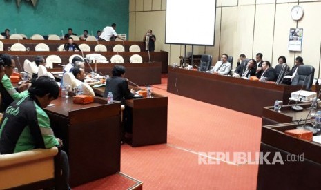 Komisi V DPR RI melakukan rapat dengar pendapat umum dengan asosialisasi driver online berkaitan keberadaan angkutan berbasis aplikasi online di Ruang Komisi V DPR RI, Gedung Nusantara DPR RI, Jakarta, Rabu (29/3).