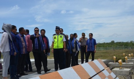 Komisi V DPR RI meninjau Bandara Udara Mathilda Batlayeri.