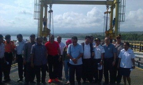 Komisi V meninjau membangunan infrastruktur waduk dan pelabuhan di Ngada, NTT.