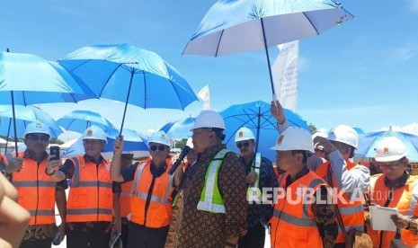 Komisi VI DPR RI meninjau perkembangan pembangunan PLTGU Lombok Peaker di Mataram, NTB, Selasa (27/2).