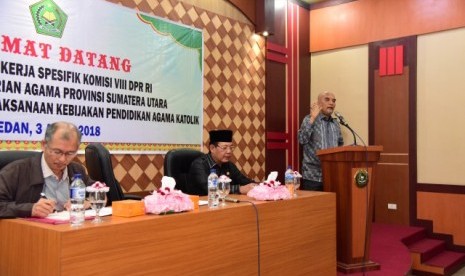 Komisi VIII DPR beri bantuan alat musik untuk gereja di Sumut.