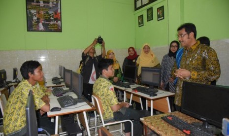 Komisi X apresiasi kesiapan UNBK di sejumlah sekolah di Surabaya.