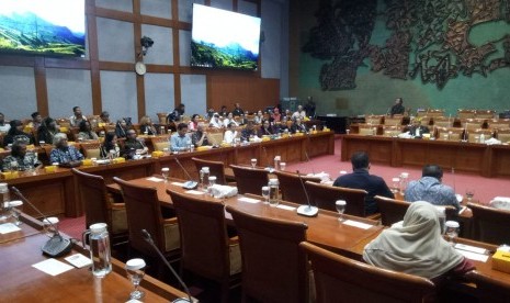 Komisi X Dewan Perwakilan Rakyat (DPR) RI melakukan Rapat Dengar Pendapat Umum (RDPU) dengan sejumlah senimana peduli Taman Ismail Marzuki (TIM), di Gedung Nusantara I, Kompleks Parlemen, Jakarta Pusat, Senin (17/2). 