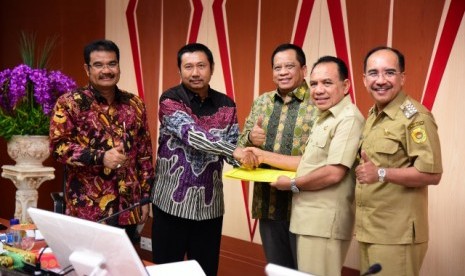 Komisi X DPR RI dan Direktur Pembinaan Kementrian Pendidikan dan Kebudayaan menyerahkan tambahan anggaran pendidikan sejumlah Rp 828 milyar untuk Nusa Tenggara Timur (NTT). 