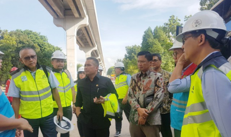 Komisi XI DPR RI meninjau pembangunan  LRT di Palembang.