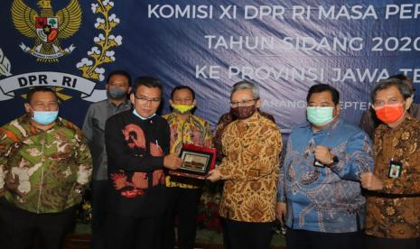 Komisi XI DPR RI secara khusus menaruh perhatian pada program Kementerian Keuangan melalui Bea Cukai dalam mengembangkan Kawasan Industri Hasil Tembakau (KIHT) bersama Pemda dan pihak terkait lainnya.