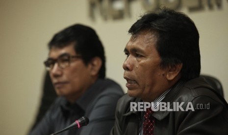  Komisioner Badan Pengawas Pemilu (Bawaslu) Nelson Simanjuntak (kanan) memberikan keterangan pers terkait penahanan komisioner Bawaslu Provinsi Jawa Timur dan Kepala Sekretariat Bawaslu Jawa Timur dalam perkara dana hibah APBD pengawasan Pilgub Jawa Timur 