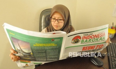   Komisioner Bawaslu Kabupaten Semarang membaca tabloid Indonesia Barokah yang diserahkan salah satu masjid penerima kepada Bawaslu Kabupaten Semarang, Rabu (23/1).