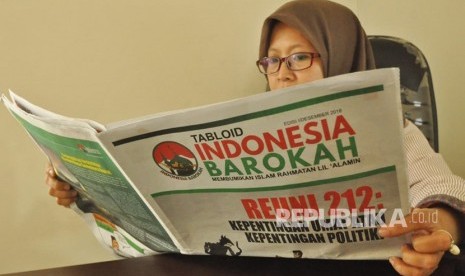   Komisioner Bawaslu Kabupaten Semarang membaca tabloid Indonesia Barokah yang diserahkan salah satu masjid penerima kepada Bawaslu Kabupaten Semarang, Rabu (23/1).