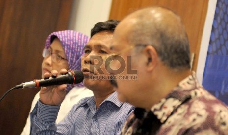 Komisioner Bawaslu Nelson Simanjuntak (Tengah) Penasehat pemantauan Kemitraan yang juga mantan anggota Bawaslu, Wahidah Suaib (kiri) serta Senior Advisor Kemitraan Prof Ramlan Surbakti (kanan) menjadi pembicara dalam diskusi media di Jakarta, Jumat (29/5).