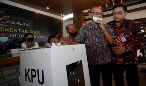 Komisioner bidang Partisipasi Masyarakat, Sosialisasi, dan Pendidikan Pemilih KPU Kota Blitar Rangga Bisma Aditya (Kanan) membantu penyandang tuna netra memasukkan surat suara pada kotak suara saat sosialisasi Pemilu 2024 terhadap penyandang disabilitas di Blitar, Jawa Timur, Sabtu (15/10/2022). Ekonomi Indonesia diproyeksi akan tumbuh melambat pada 2023. Chief Economist Mandiri Sekuritas Leo Putera Rinaldy memperkirakan ekonomi Indonesia tahun ini akan tumbuh 4,9 persen yoy. 