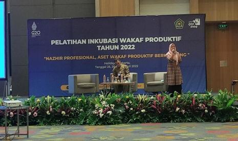 Komisioner BWI Nurul Huda saat menjadi pembicara dalam Launching dan Pelatihan Inkubasi Wakaf Produktif di Jakarta, Selasa (26/7/2022). 