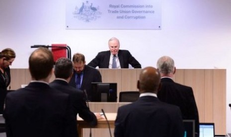 Komisioner Dyson Heydon sedang memimpin sidang Komisi Khusus. 