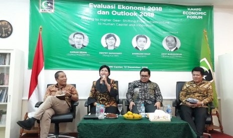 Komisioner ISEI Destry Damayanti menyampaikan pentingnya pembangunan SDM pada 2019 dalam acara Evaluasi Ekonomi 2018 dan Outlook 2019 di KAHMI Center, Rabu (12/12).