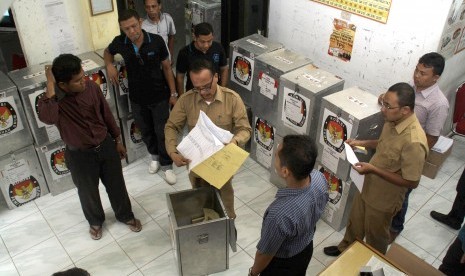 Komisioner Komisi Idependen Pemilihan (KIP) Kabupaten Pidie, Provinsi Aceh membuka kembali kotak suara Pilpres 2014 di kantor KIP Pidie, Aceh, Rabu (6/8). 