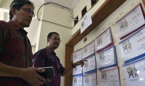 Komisioner Komisi Pemilihan Umum (KPU) Ferry Kurnia Riskiansyah (kanan) 