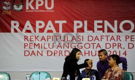  Komisioner Komisi Pemilihan Umum (KPU) Ida Budiarti berbicara dengan komisioner KPU lainnya saat akan digelar Rapat Pleno Terbuka di Kantor KPU, Jakarta, Rabu (23/10).   (Republika/ Tahta Aidilla)