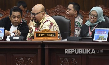 Komisioner Komisi Pemilihan Umum (KPU) Ilham Saputra (kedua kiri) dan Evi Novida Ginting (kanan) sebagai termohon mengikuti sidang putusan akhir untuk perkara sengketa hasil Pemilu Legislatif 2019 di Ruang Sidang Pleno Gedung Mahkamah Konstitusi (MK), Jakarta, Selasa (6/8/2019).