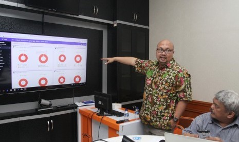 Komisioner Komisi Pemilihan Umum (KPU) Ilham Saputra (kiri) memberikan keterangan kepada wartawan mengenai aplikasi Sistem Informasi Penghitungan Suara (Situng) Pemilu 2019 di Kantor KPU, Jakarta, Rabu (20/3/2019). 