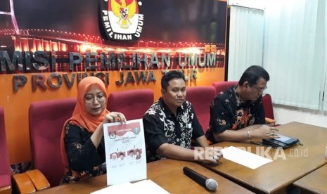 Komisioner Komisi Pemilihan Umum (KPU) Provinsi Jawa Timur bidang logistik Dewita Hayu Sinta (kiri) menunjukan contoh surat suara pada Pilgub Jatim 2018